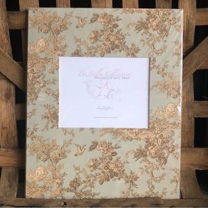 New 16 x 20 Designer Fabric mat with a opening for 8 x 10 mage comes shr…